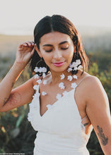 Load image into Gallery viewer, Silk Flower Baby&#39;s Breath in White - 19&quot;
